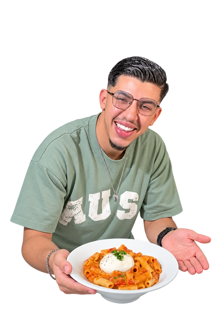 Mohammed Amine souriant, présentant un bol de pâtes à la tomate et au fromage